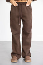 מכנסי טרנינג חומים לנשים בגזרה רחבה, עם שרוך קשירה, נעליים תואמות, אופנת רחוב עדכנית