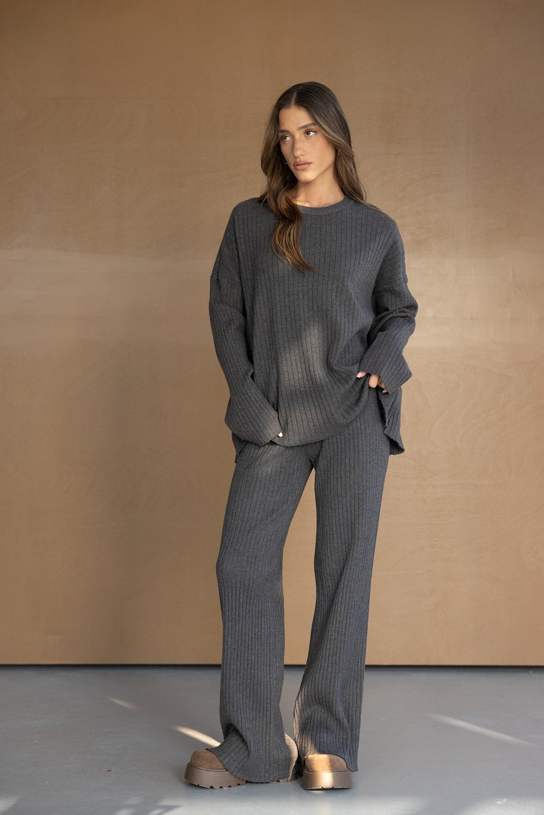 דוגמנית לובשת סט סריג אפור לנשים עם חולצה ארוכה ומכנסיים, אופנה נוחה לחורף