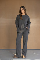 דוגמנית לובשת סט סריג אפור לנשים עם חולצה ארוכה ומכנסיים, אופנה נוחה לחורף