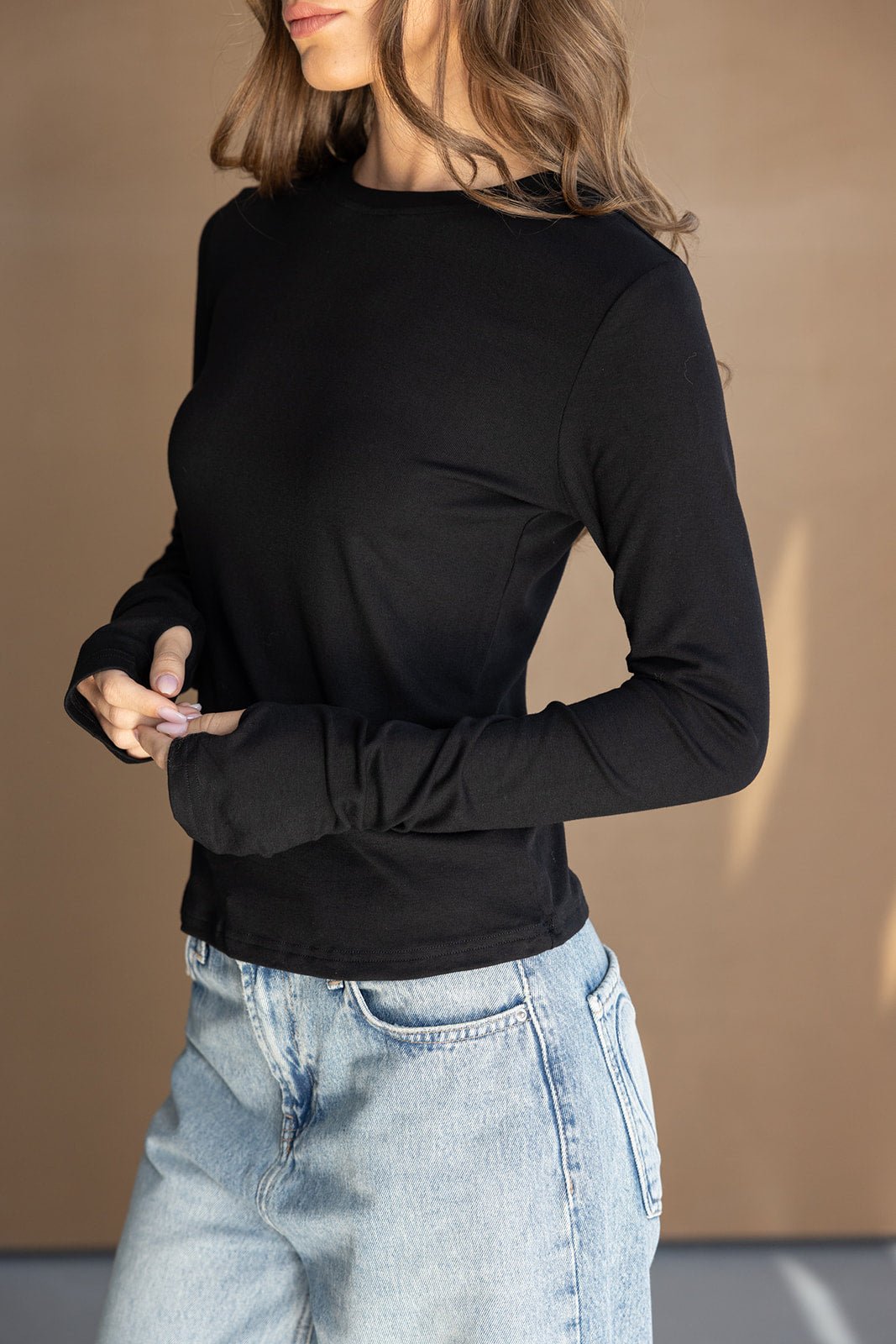 חולצת לנשים עם שרוול ארוך בצבע שחור בשילוב ג'ינס בגזרת אמא, אופנה לנערות