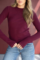 חולצת נשים סריג בורדו ארוכה עם שרוולים מלאים, משולבת עם ג'ינס בהיר, אופנה לנערות