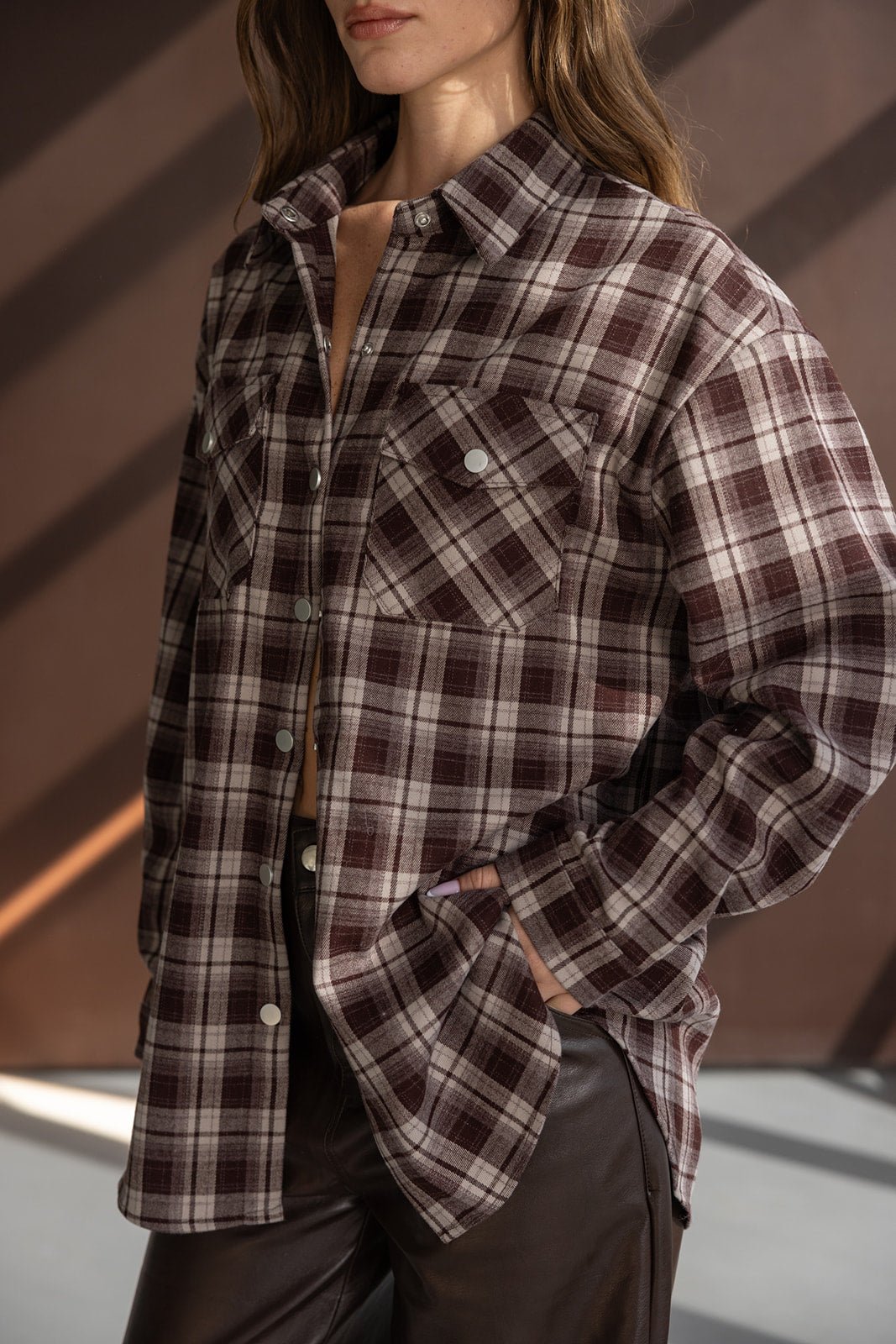 חולצת פלאנל משובצת לנשים בגווני חום ובורדו עם כיסי חזה, אופנה לנערות