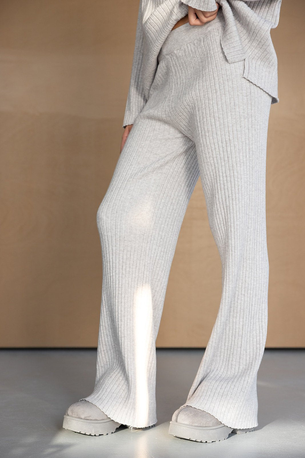מכנסיים מחממים לנשים מבד סריג אפור, בגזרה רחבה, מושלמים לאופנת חורף נוחה וטרנדית