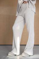 מכנסיים מחממים לנשים מבד סריג אפור, בגזרה רחבה, מושלמים לאופנת חורף נוחה וטרנדית