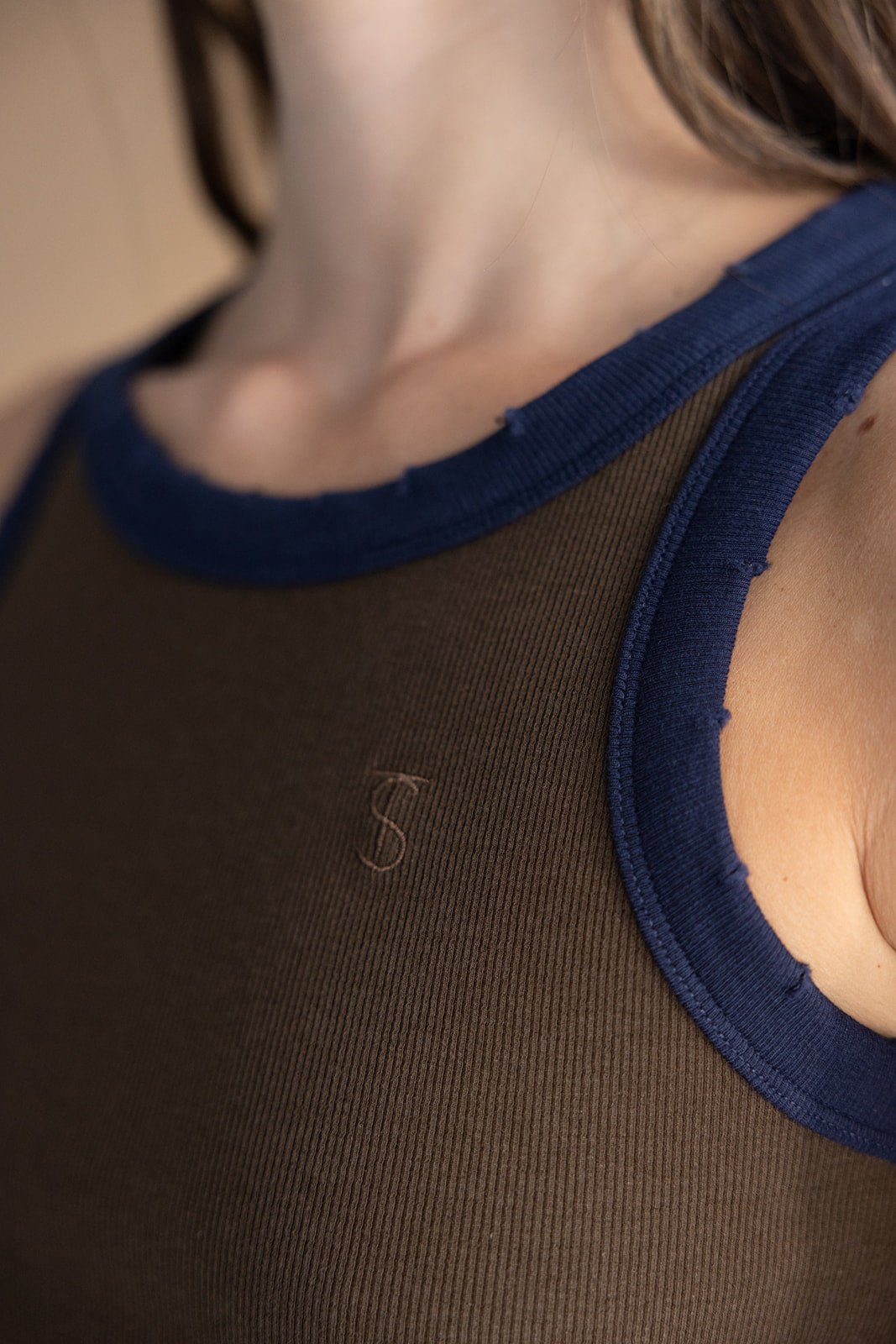 גופיית נשים בצבע חום עם שוליים כחולים, בד ריב וסמל רקום, אופנה לנשים צעירות