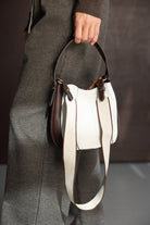 תיק יד אופנתי לנשים בצבע לבן עם ידיות וחלקים חומים, מראה קז'ואל שיקי