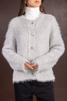 קרדיגן נשים פרוותי בצבע אפור בהיר עם כפתורים, משולב גולף לבן, אופנת חורף נוער