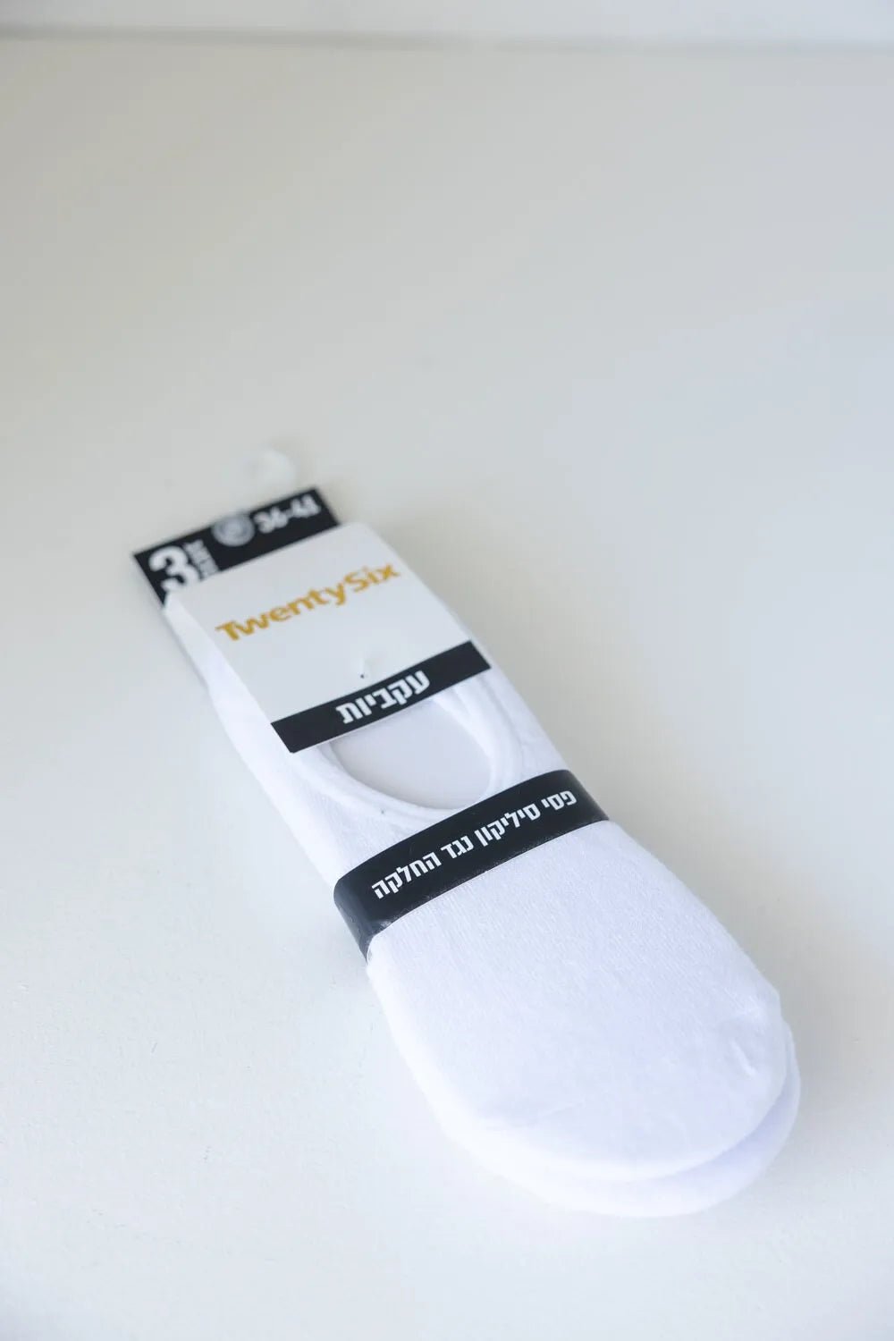 זוג גרבי קרסוליות לבנות לנשים, ארוזות, עם כיתוב מידה 36-41 ופסי סיליקון נגד החלקה