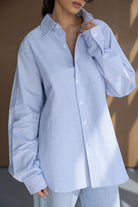 חולצה מכופתרת רחבה לנשים, פסים כחול-לבן, אופנה צעירה וטרנדית