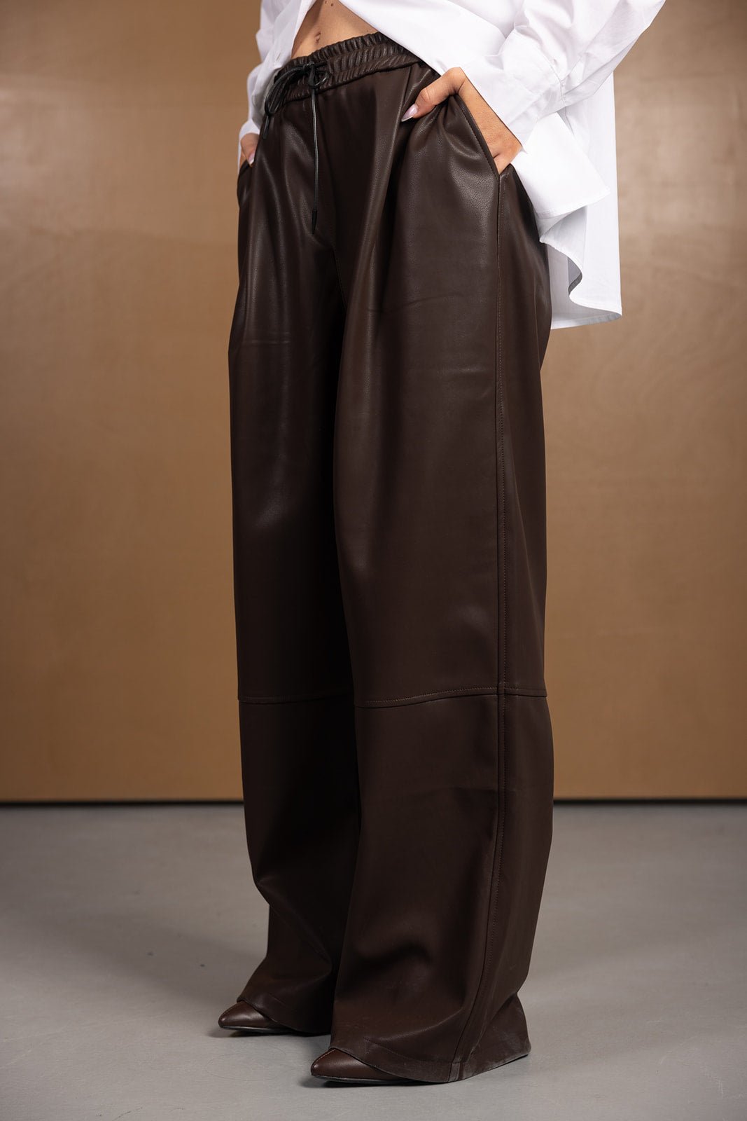 מכנסי עור חומים רחבים לנשים, גזרה מתרחבת עם קו מותן גבוה, אופנה עדכנית ונשית