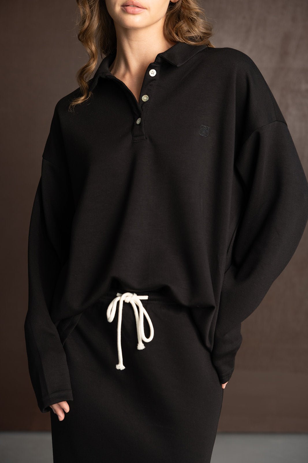 חולצת פולו שחורה ארוכה לנשים עם כפתורים, שרוך לבן במותן, אופנה לנערות