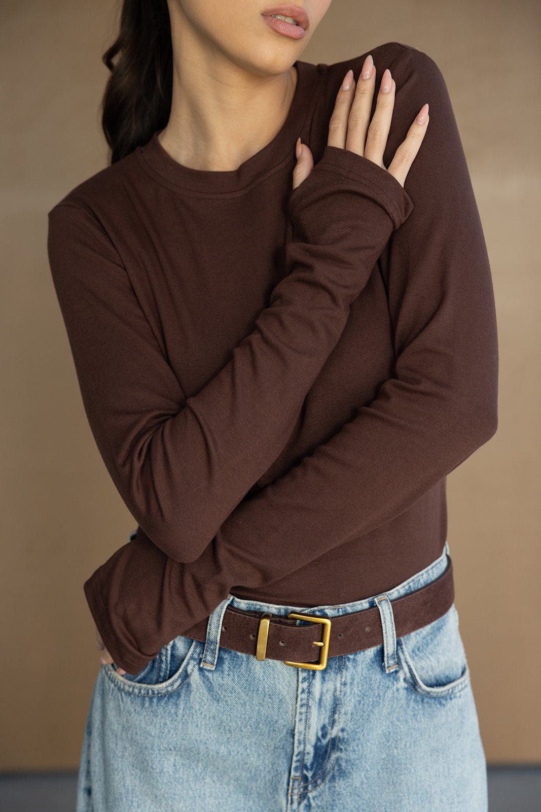 חולצה ארוכה חומה לנשים עם ג'ינס כחול וחגורה חומה, אופנת נשים צעירה