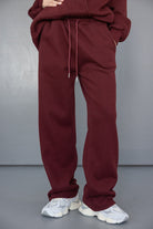 מכנסי טרנינג בורדו לנשים עם ידיים בכיסים ונעלי סניקרס לבנות, אופנת רחוב צעירה