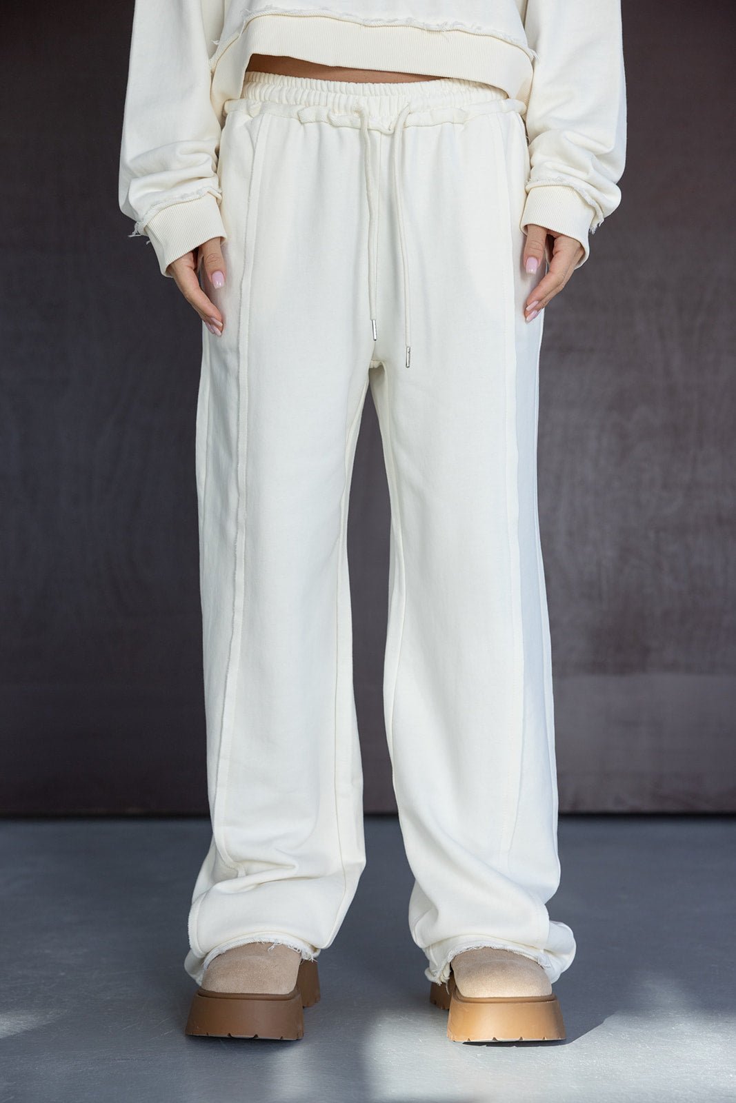 מכנסי טרנינג נשים בגוון שמנת, בד רך וגזרה רחבה, אופנה לנשים צעירות