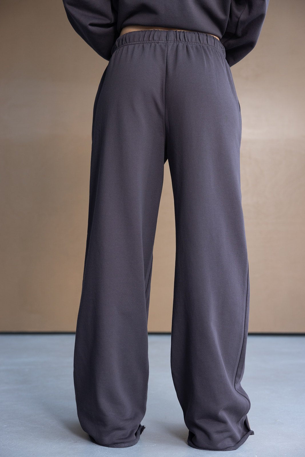 מכנסיים רחבות לנשים מבד כהה בגזרה גבוהה, נוחות ואופנתיות לצעירות