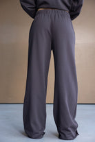 מכנסיים רחבות לנשים מבד כהה בגזרה גבוהה, נוחות ואופנתיות לצעירות