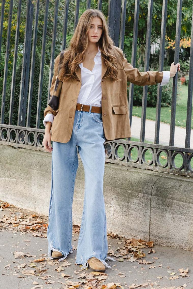 אופנת נשים רחוב, בלייזר חום, חולצה לבנה, ג'ינס מתרחב קז'ואל ונעליים חומות בסתיו