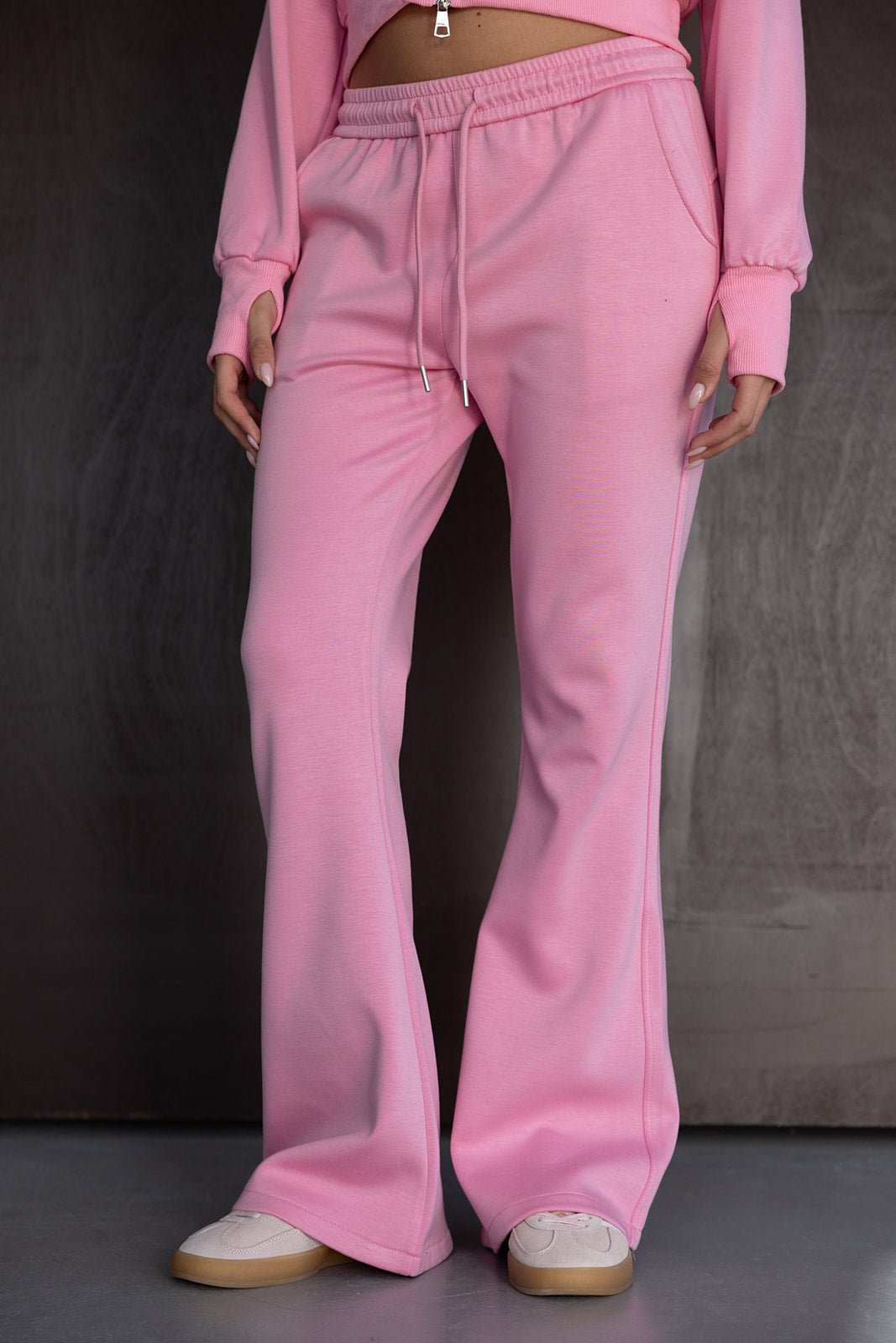 מכנסי טרנינג ורודים רחבים לנשים עם גומי ושרוך, אופנה לנערות, לוק יומיומי קז'ואל