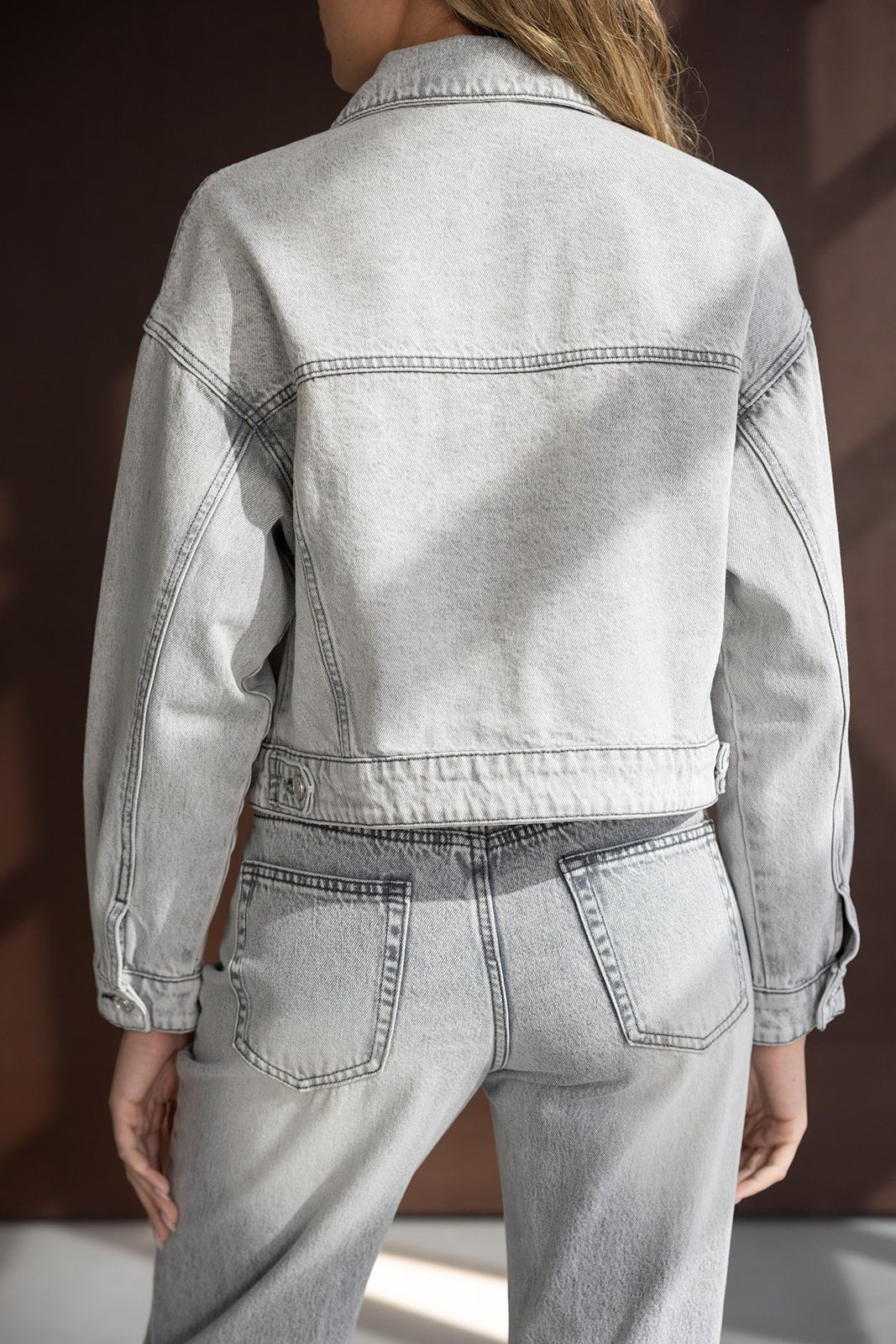 מעיל ג’ינס אפור לנשים עם מכנסי ג’ינס תואמים, צילום אופנה לנשים צעירות