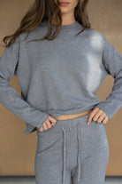 אישה בלבוש טרנינג אפור נעים עם שרוך, אופנת בגדי פנאי לנשים