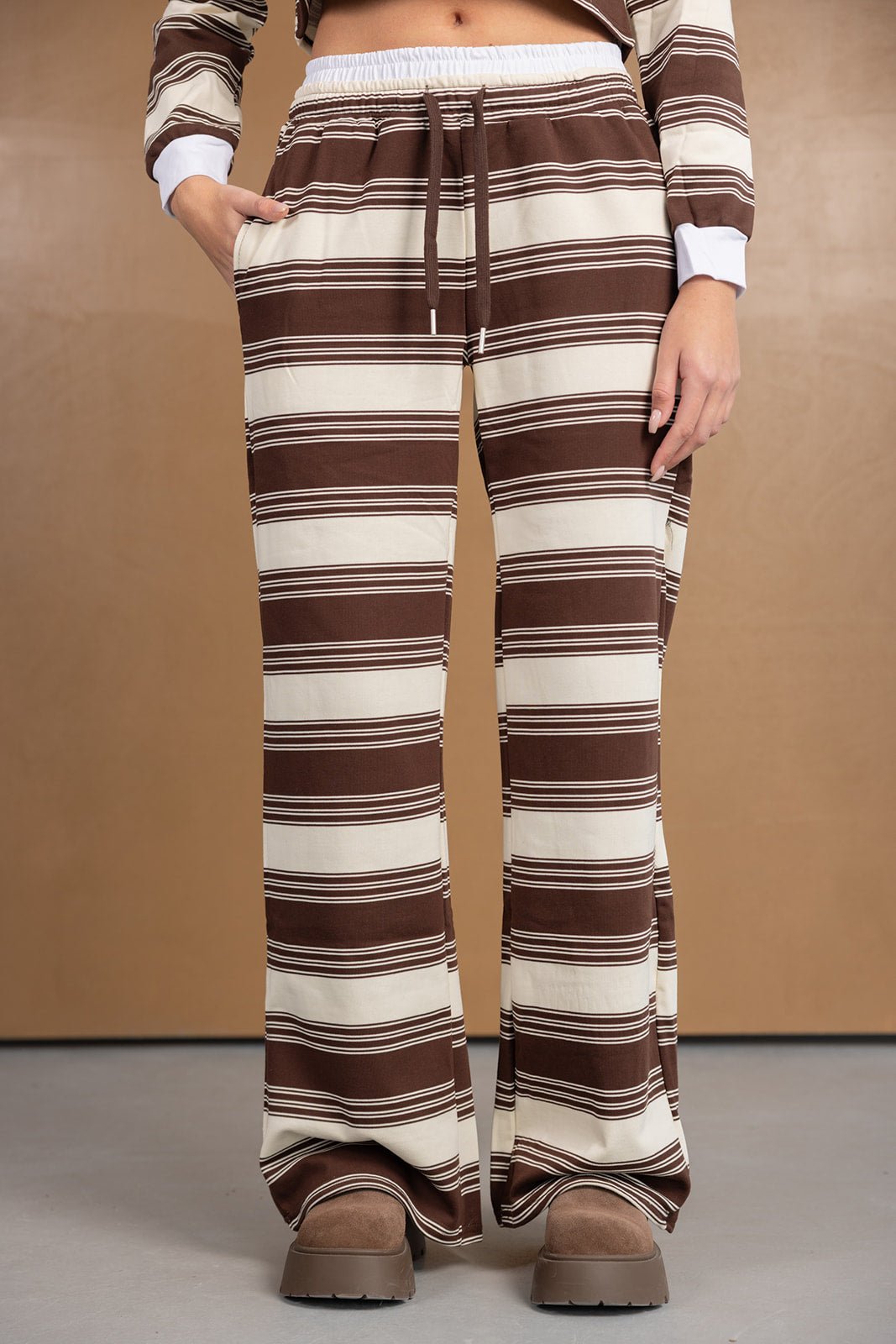 מכנסיים רחבים לנשים עם פסים חומים ולבנים בגזרה גבוהה, מראה קז'ואל אופנתי