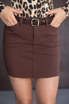 חצאית מיני חומה עם גימור פרום, חגורת קלוע חומה, חולצה בהדפס מנומר לאישה צעירה