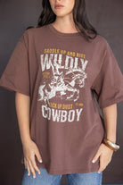 חולצת טי חולצה חומה לנשים מודפסת בסגנון קאובוי מערבי, אופנה טרנדית לצעירות