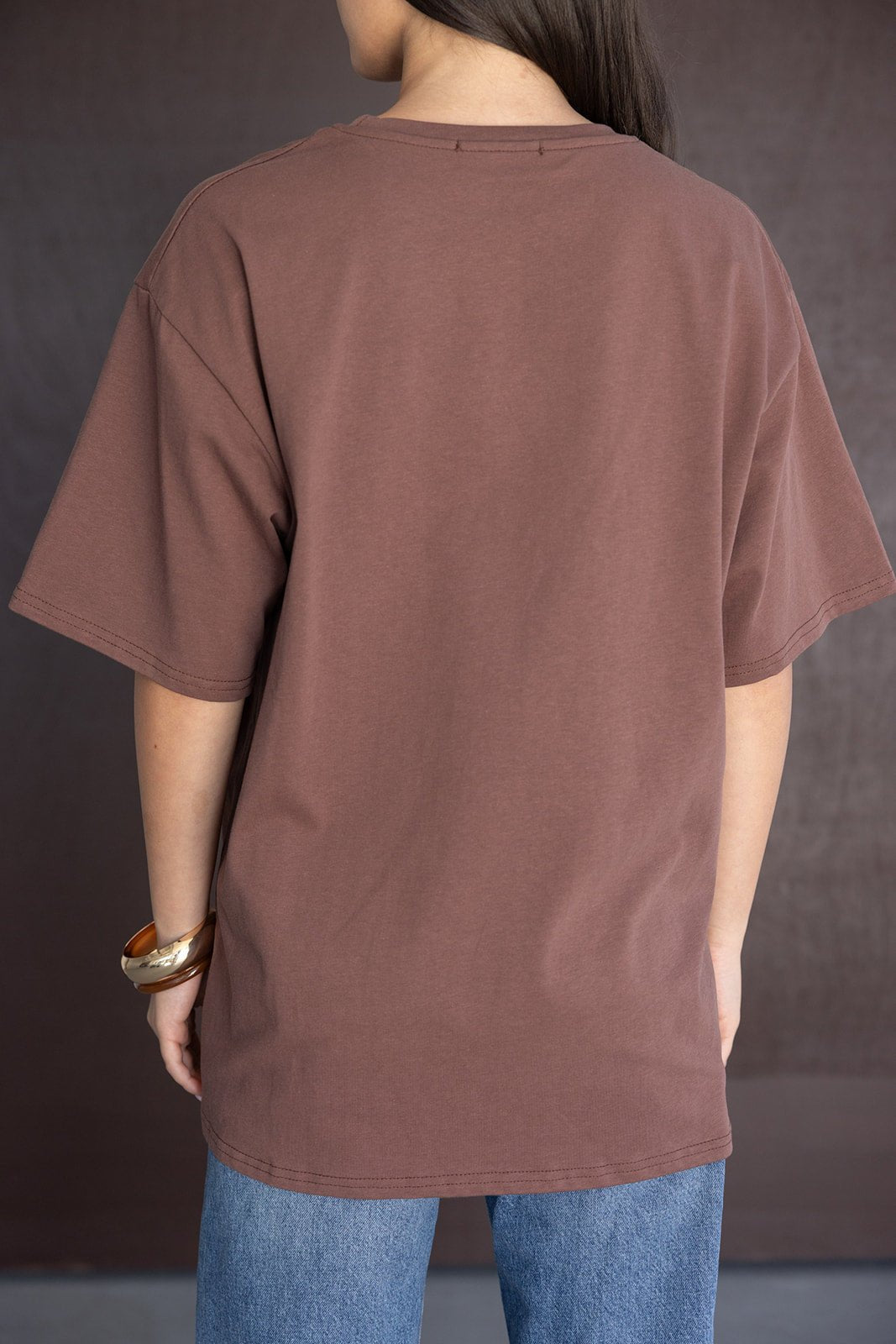 חולצת טי שירט חומה עם שרוולים קצרים וגזרה רחבה, ג'ינס קז'ואל לנשים